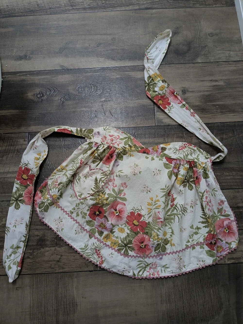 Vintage Floral Heart Pocket Half Apron Rick Rack Trim